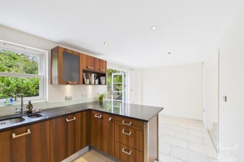 CAM01995G0-PR0372-STILL023