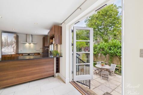 CAM01995G0-PR0372-STILL025