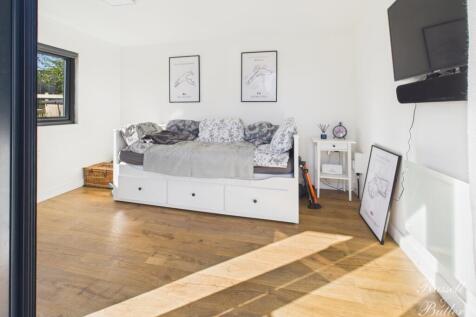 CAM02127G0-PR0344-STILL019