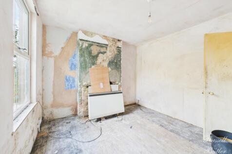 CAM02127G0-PR0358-STILL011