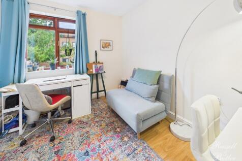 CAM01995G0-PR0385-STILL022