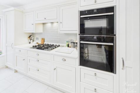 CAM01995G0-PR0384-STILL009