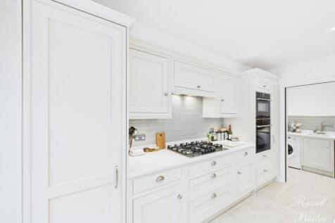 CAM01995G0-PR0384-STILL008