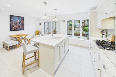 CAM01995G0-PR0384-STILL011