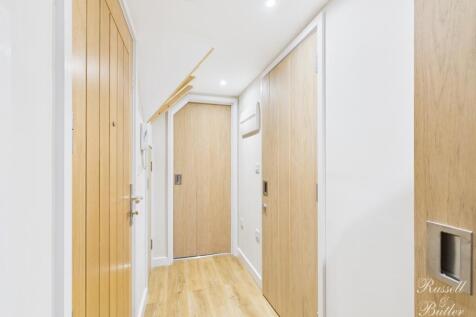 CAM01995G0-PR0386-STILL006