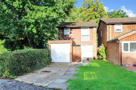 3 bed detached house to rent Erica Way, Copthorne