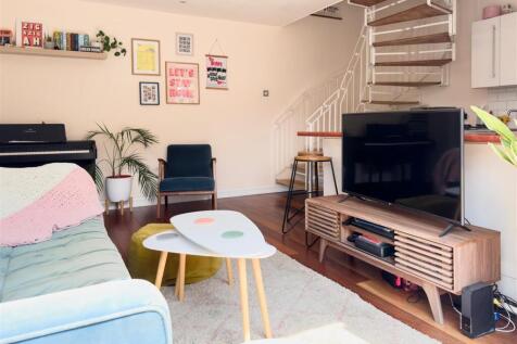 LOUNGE/KITCHEN