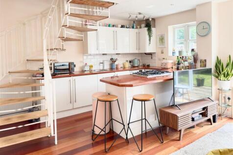 LOUNGE/KITCHEN
