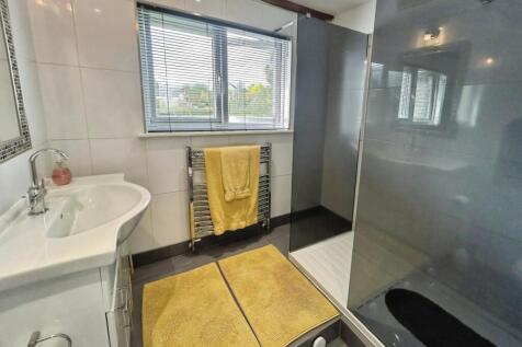 pbox-bathroom-345614.jpeg