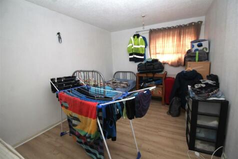 bedroom 1 .JPG