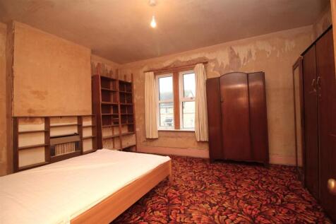 bedroom 1 .JPG