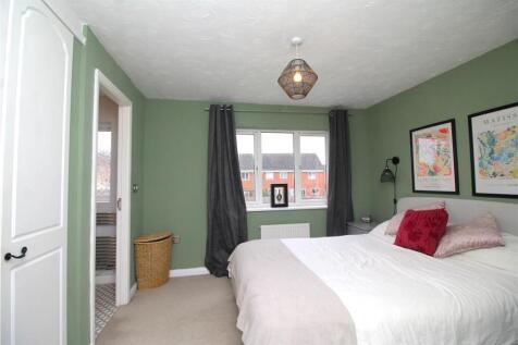 bedroom 1 .JPG