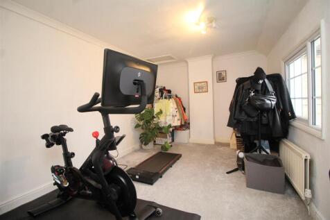 bedroom 2 .JPG