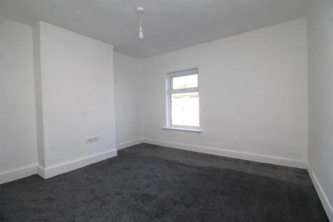 bedroom 1 .JPG
