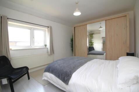 bedroom 1 .JPG