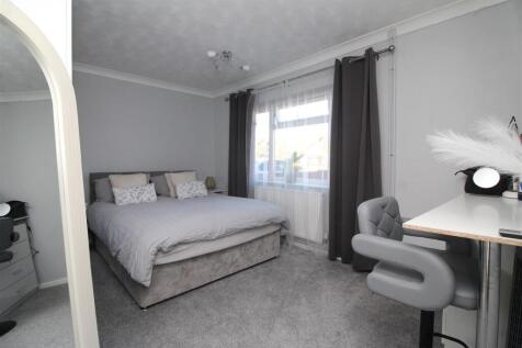 bedroom 1.JPG