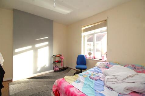 bedroom 1 .JPG