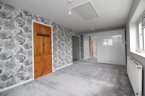 bedroom 1 .JPG