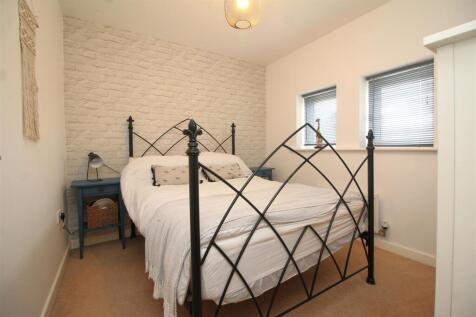 bedroom 4 .JPG