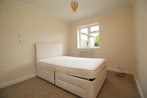 bedroom 1 .JPG
