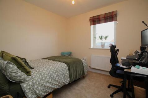 bedroom 2 .JPG
