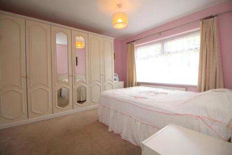 bedroom 1 .JPG