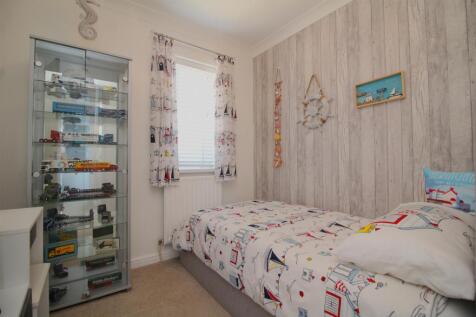 bedroom 3 .JPG