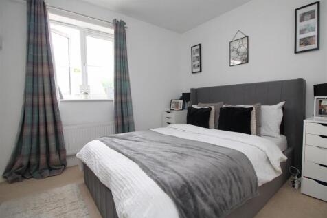 bedroom 1 .JPG