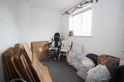 bedroom 4 .JPG