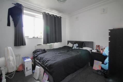 bedroom 1 .JPG