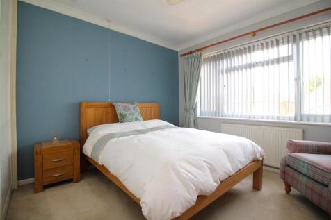 bedroom 1 .JPG