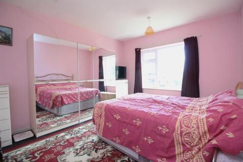 bedroom 1 .JPG