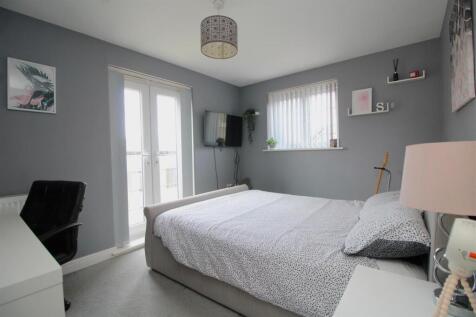 bedroom 1 .JPG