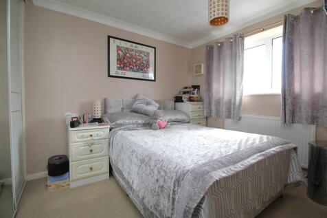 bedroom 1 .JPG