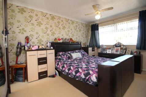 bedroom 1.JPG