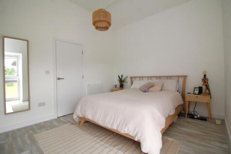 bedroom 1 .JPG