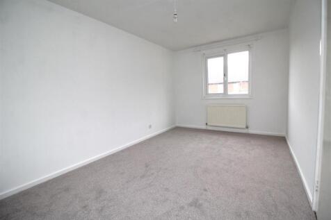 bedroom 1 .JPG