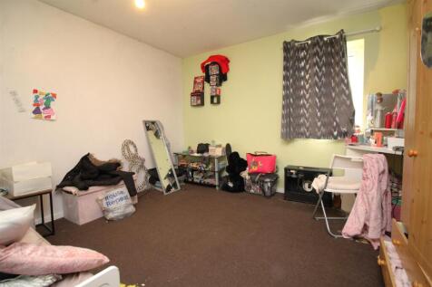 bedroom 1 .JPG