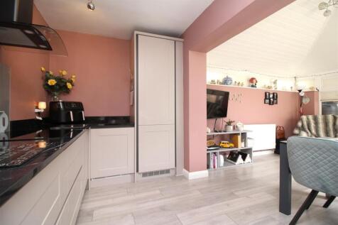 kitchen family room .JPG