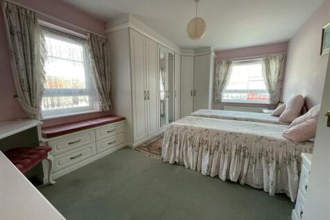 Bedroom 1.JPG