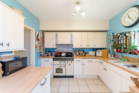 Kitchen 2.jpg