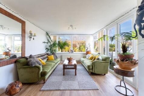 Lounge 1.jpg