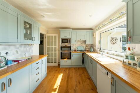 Kitchen 2.jpg