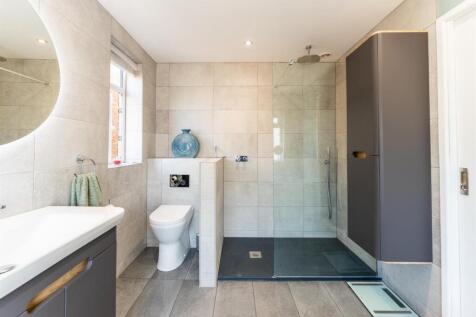 Bathroom 2.jpg