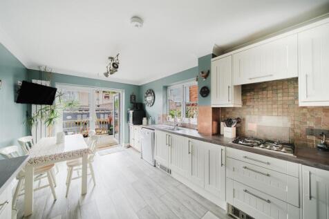 Kitchen 1.jpg