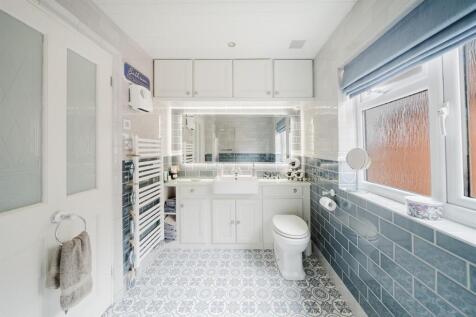 Bathroom 1.jpg