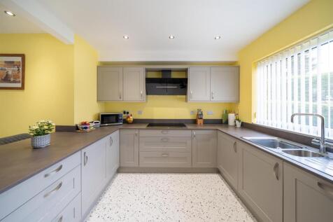 Kitchen 2.jpg