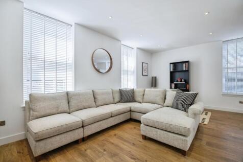 Lounge / Dining Area
