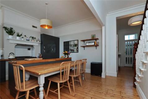 Kitchen Diner Pic 3