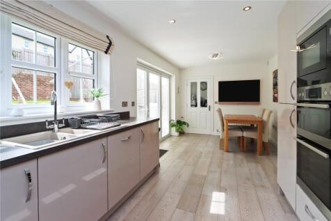 Kitchen Diner Pic 1